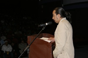 Paúl Velásquez lee saludo de Marcelo Rivera en Festival Jaime Hurtado